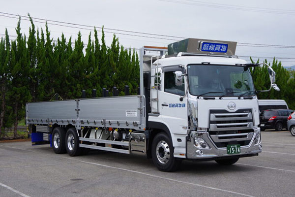 大型平ボデー車